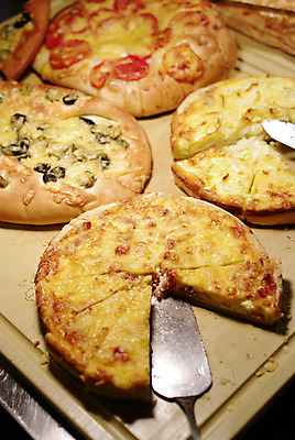 포토 JPG 해외이미지 토마토 치즈 피자 옥수수 요리 사람없음 식사 저녁식사 이탈리아 빵집 스페인 오븐 굽기 올리브 테이크아웃 바질 점심식사 모짜렐라치즈 알리칸테 핸드메이드 해외202004 해외포토 열매 유럽 채소 유제품 곡류 패스트푸드 서양음식 상점 가전제품 구이 파일형식 이미지허브