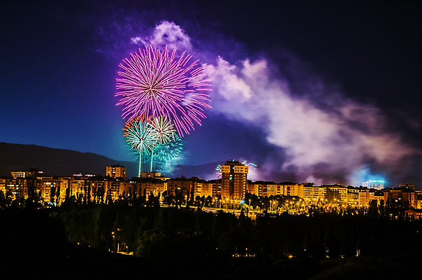 포토 JPG 해외이미지 백그라운드 하늘 불 불꽃 새로움 기념 폭죽 사람없음 빨간색 파티 검은색 흰색 축하 업무 야간 폭발 파열 해외202004 해외포토 자연요소 컬러 컨셉 이벤트 작업 파일형식 이미지허브