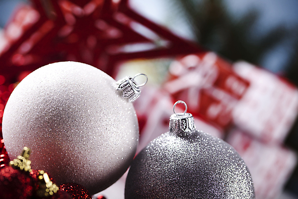 포토 JPG 해외이미지 크리스마스장식 크리스마스 실내 사람없음 아웃포커스 장식볼 오브젝트 오너먼트 해외202004 해외포토 기념일 촬영기법 내부 장식 파일형식 이미지허브