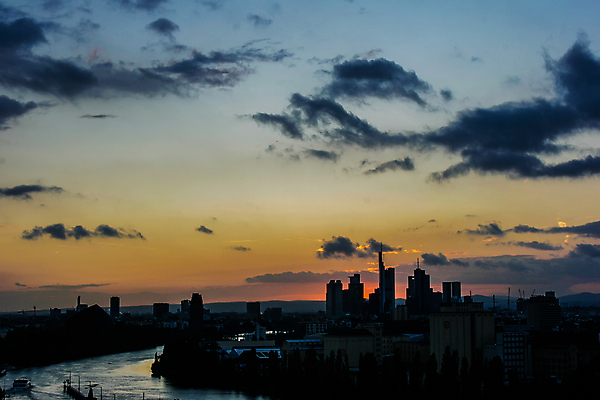 포토 JPG 해외이미지 여행 건축양식 하늘 아침 사람없음 야외 건물 도시풍경 반사 일출 고층빌딩 황혼 일몰 새벽 도시 도심 저녁 스카이라인 프랑크푸르트 해외202004 해외포토 주간 자연요소 건축물 건축 독일 풍경 빌딩 노을 야간 파일형식 이미지허브