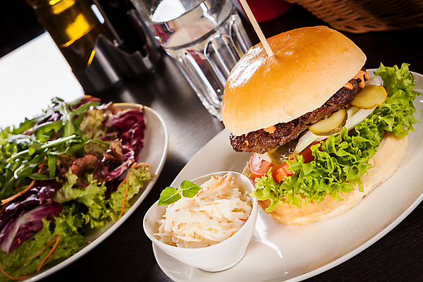 포토 JPG 해외이미지 접시 채소 검은배경 패스트푸드 실내 사람없음 햄버거 인스턴트 정크푸드 물컵 코우슬로 해외202004 해외포토 식기 음식 백그라운드 내부 컵 검은색 샐러드 파일형식 이미지허브