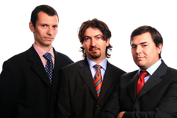 포토 JPG 해외이미지 라이프스타일 여자 남자 행복 비즈니스 사업가 성공 협력 노동자 함께함 사람 성인 세명 사무실 흰색 그룹 군중 대표 승무원 종업원 동료 경영자 리더 경영 고립 심각 많음 차단 치프 해외202004 해외포토 직업 감정 컬러 컨셉 관계 생활 파일형식 이미지허브