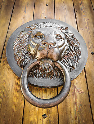 포토 JPG 해외이미지 동물 전통 디자인 문화 건축양식 유리 주택 손잡이 미술 사람없음 목재 장식 머리 문 금속 이탈리아 골동품 반지 원형 황금 클래식 사자 철 묘사 문고리 청동 고딕 고립 노크 놋쇠 대가리 옛날 정문 스타일 해외202004 해외포토 도형 나무 건축 유럽 컨셉 재료 장신구 포유류 재질 문화예술 건물 신체부위 파일형식 이미지허브