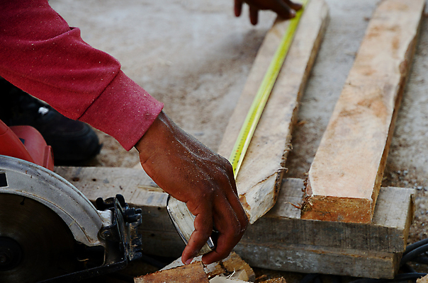 포토 JPG 해외이미지 백인 직업 손 남자 산업 노동자 사람 사람없음 건물 목재 갈색 공구 잡기 업무 기술자 감독 목수 측정 테이프 점검 건축업자 재주꾼 해외202004 해외포토 서양인 나무 건축물 건축 컬러 재료 모션 문구용품 신체부위 도구 작업 파일형식 이미지허브