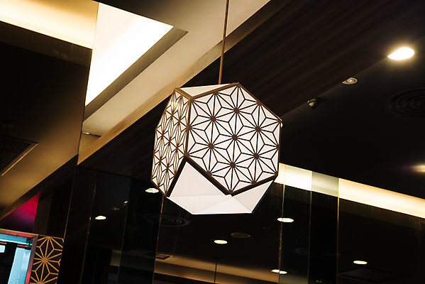 포토 JPG 해외이미지 디자인 백그라운드 패턴 전구 건축양식 전등 조명 주택 사람없음 내부 장식 빛 카페 흰색 램프 오브젝트 천장 샹들리에 해외202004 해외포토 건축 컬러 무늬 건물 상점 파일형식 이미지허브