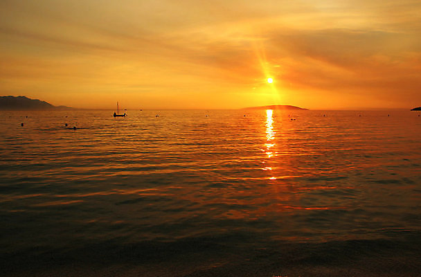 포토 JPG 해외이미지 실루엣 파도 자연 하늘 낚시 풍경 사람없음 햇빛 태양 반사 일출 거품 보트 선원 크로아티아 발칸반도 수평선 해외202004 해외포토 자연요소 유럽 바다 배_교통 레저 촬영기법 노을 생태계 파일형식 이미지허브