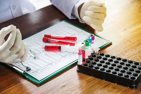 포토 JPG 해외이미지 여자 교육 남자 아시아 얼굴 컨셉 유리 건강 병원 실험 사람 동양인 성인 사람없음 파란색 약 장비 의사 코트 액체 실험실 DNA 생명공학 플라스크 분석 생물학 비커 유리그릇 발견 화학물질 화학자 해외202004 해외포토 그릇 나라 컬러 의학 재질 실험기구 인종 신체부위 외투 의료진 화학 과학자 파일형식 이미지허브