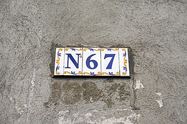 포토 JPG 해외이미지 접시 벽 건축양식 주택 사람없음 파란색 숫자 문 금속 회색 흰색 도시 행운 편지 우체부 크림 오브젝트 부식 대문 타운 주소 타입 공동주택 엘리먼트 옛날 철강 스타일 해외202004 해외포토 직업 문자 식기 건축 컬러 컨셉 재질 건물 파일형식 이미지허브