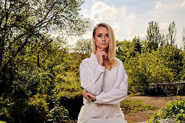 포토 JPG 해외이미지 백인 모델 라이프스타일 드레스 여자 행복 유럽 여행 셔츠 건강 한명 야외 치마 금발 유행 여행객 수확 도시 화려 우아함 타운 내추럴 화창 해외202004 해외포토 서양인 1 헤어스타일 옷 감정 나라 컨셉 상의 농업 하의 날씨 사람 생활 파일형식 이미지허브