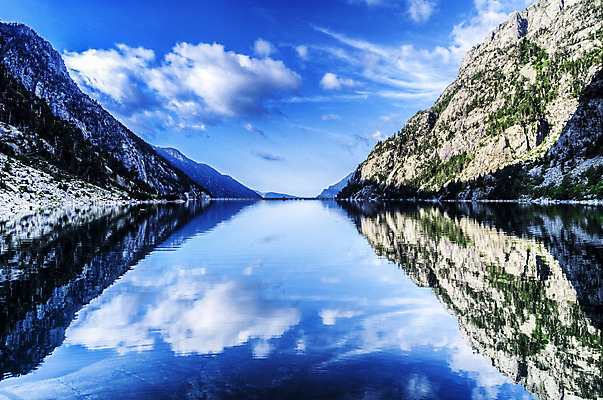 포토 JPG 해외이미지 응시 유럽 자연 하늘 그림자 사람없음 야외 목재 초록색 물 파란색 빛 컬러풀 태양 반사 평화 흐름 스페인 만족 암초 내추럴 해외202004 해외포토 자연요소 나무 시선 감정 나라 컬러 컨셉 재료 생태계 파일형식 이미지허브