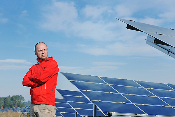 포토 JPG 해외이미지 주간 구름 남자 하늘 한명 상반신 성인 야외 옆모습 팔짱 태양에너지 집열판 성인남자한명만 해외202004 해외포토 자연요소 1 뷰포인트 모션 사람 그린에너지 남자한명만 성인남자만 파일형식 이미지허브