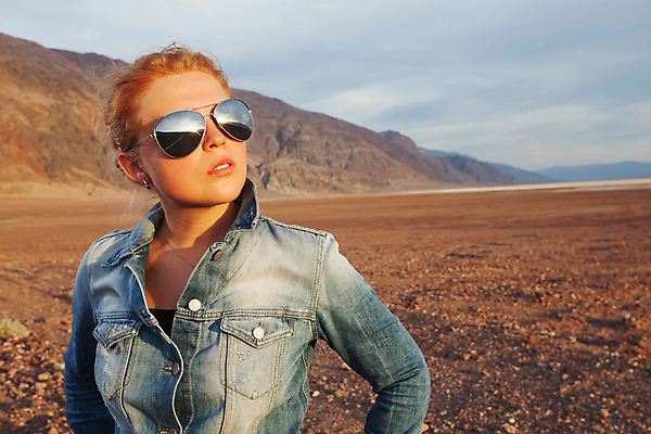 포토 JPG 해외이미지 옷 여자 안경 여행 항해 한명 빨간색 선글라스 태양 반사 유행 미국 일몰 재킷 시골 남색 서쪽 해외202004 해외포토 자연요소 1 잡화 컬러 북아메리카 배_교통 사람 노을 외투 방향 파일형식 이미지허브