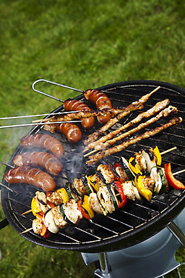 포토 JPG 해외이미지 주간 육류 요리 사람없음 야외 여름 파티 정원 꼬치 연기 그릴 바비큐 굽기 꼬치구이 소시지구이 해외202004 해외포토 자연요소 계절 음식 식재료 주방용품 이벤트 소시지 구이 파일형식 이미지허브
