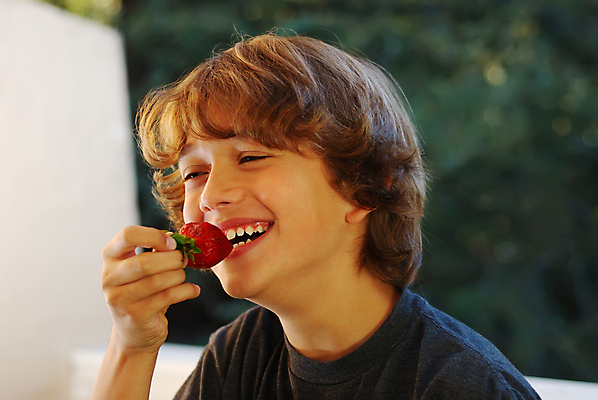 포토 JPG 해외이미지 백인 1 열매 남자 행복 어린이 음식 다이어트 과일 딸기 건강 한명 미소 사람 소년 빨간색 여름 흰색 신선 오픈 입 맛 먹기 토막 숙성 해외202004 해외포토 서양인 식물 계절 감정 컬러 컨셉 모션 표정 신체부위 파일형식 이미지허브