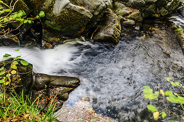 포토 JPG 해외이미지 응시 유럽 자연 하늘 그림자 사람없음 야외 목재 초록색 물 파란색 빛 컬러풀 태양 평화 흐름 스페인 숲 만족 질감 암초 내추럴 해외202004 해외포토 자연요소 나무 시선 감정 나라 컬러 컨셉 재료 생태계 파일형식 이미지허브