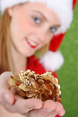 포토 JPG 해외이미지 백인 모델 손 여자 행복 얼굴 어린이 크리스마스 휴가 선물 한명 미소 사람 장식 10대 빨간색 초록색 흰색 표현 잡기 황금 입술 솔방울 솜털 특징 해외202004 해외포토 서양인 1 기념일 감정 컬러 모션 청소년 표정 신체부위 파일형식 이미지허브