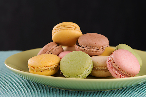 포토 JPG 해외이미지 접시 검은배경 실내 사람없음 쌓기 달콤 마카롱 해외202004 해외포토 식기 백그라운드 모션 디저트 내부 검은색 맛 파일형식 이미지허브