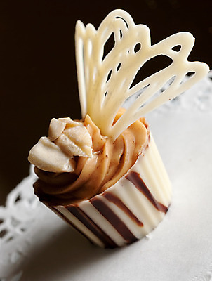 포토 JPG 해외이미지 모양 음식 백그라운드 패턴 디저트 사탕 선물 사람없음 장식 갈색 과자 초콜릿 검은색 어둠 거울 우유 흰색 대접 원형 그리기 고급 달콤 맛 먹기 스위스 질감 냅킨 피라미드 칼로리 카카오 핸드메이드 카피스페이스 해외202004 해외포토 도형 건축물 유럽 컬러 컨셉 무늬 모션 유제품 공백 랜드마크 파일형식 이미지허브