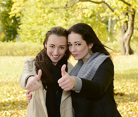포토 JPG 해외이미지 나무 직업 공원 여자 행복 비즈니스 성공 미소 웃음 손짓 두명 초록색 노란색 검은색 기쁨 엄지손가락 가을 축하 우승 황금 검은머리 자매 긍정 이익 보여주기 수입 성인여자만 해외202004 해외포토 식물 헤어스타일 계절 공공시설 감정 컬러 컨셉 손가락 가족 모션 표정 사람 최고 여자만 성인만 파일형식 이미지허브