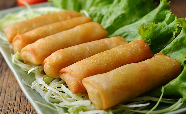 포토 JPG 해외이미지 접시 채소 실내 근접촬영 사람없음 중식 일렬 춘권 나무배경 해외202004 해외포토 식기 음식 뷰포인트 백그라운드 내부 파일형식 이미지허브