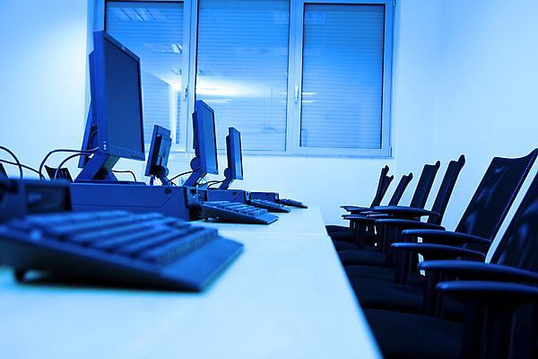 포토 JPG 해외이미지 교육 가구 인터넷 의자 비즈니스 교실 학교 탁자 기술 실험 사람없음 내부 파란색 컴퓨터 사무실 스크린 모니터 검은색 자료 방 키보드 업무 네트워크 쥐 시원함 책상 줄서기 해외202004 해외포토 컬러 생활용품 모션 전자제품 작업 설치류 파일형식 이미지허브