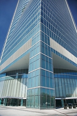 포토 JPG 해외이미지 유럽 비즈니스 건축양식 창문 하늘 사람없음 건물 초록색 파란색 반사 탑 고층빌딩 도시 스페인 크리스탈 타운 스카이라인 마드리드 해외202004 해외포토 건축물 건축 나라 컬러 빌딩 광석 파일형식 이미지허브