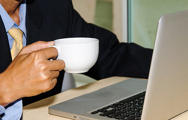 포토 JPG 해외이미지 직업 커피 음료 인터넷 비즈니스 탁자 직장 사람 앉기 성인 사람없음 컵 노트북 컴퓨터 사무실 알약 흰색 업무 작업 책상 해외202004 해외포토 식기 컬러 가구 회사 모션 전자제품 약 파일형식 이미지허브