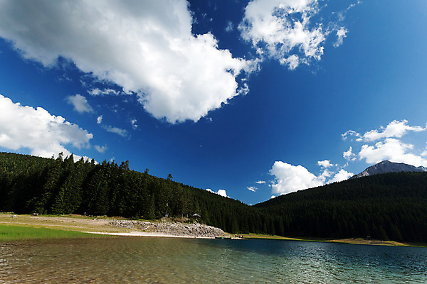 포토 JPG 해외이미지 공원 유럽 호수 자연 하늘 산 풍경 사람없음 목재 초록색 물 여름 파란색 봄 시골 침대 황무지 재산 숲 침엽수 내추럴 강렬 몬테네그로 옛날 전국 해외202004 해외포토 자연요소 나무 계절 공공시설 나라 컬러 가구 재료 금융 생태계 파일형식 이미지허브
