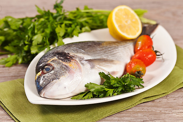 포토 JPG 해외이미지 접시 방울토마토 파슬리 사람없음 레몬 날것 도미 해외202004 해외포토 식기 토마토 채소 과일 어류 파일형식 이미지허브