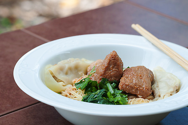 포토 JPG 해외이미지 전통 아시아 음식 재료 젓가락 태국 파슬리 돼지고기 요리 동양인 사람없음 식당 계란 식사 저녁식사 중국 흰색 신선 뜨거움 사발 맛 수증기 메뉴 국수 부추 후추 점심식사 얇은 스타일 해외202004 해외포토 나라 컬러 컨셉 채소 수저 육류 인종 상점 알 면류 사기그릇 향신료 파일형식 이미지허브