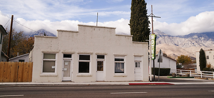 포토 JPG 해외이미지 도로 여행 비즈니스 텍스트 교통시설 하늘 호텔 휴가 간판 광고판 풍경 사람없음 가로 파란색 수확 표지판 고속도로 역사 클래식 방향 오브젝트 사인 복고 도로표지판 네온 여관 길가 루트 옛날 스타일 해외202004 해외포토 길 컬러 교통 컨셉 농업 숙소 알림판 시설 판 파일형식 이미지허브