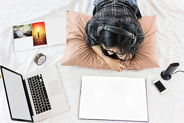 포토 JPG 해외이미지 음악 인터넷 노래 휴식 주택 한명 동양인 책 노트북 컴퓨터 스크린 헤드폰 공책 공백 흰색 침대 정상 무선전화기 읽기 해외202004 해외포토 1 컬러 음향기기 가구 컨셉 모션 문화예술 문구용품 사람 인종 건물 전자제품 전화기 파일형식 이미지허브