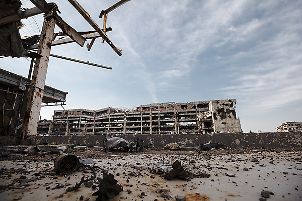 포토 JPG 해외이미지 건축양식 사람 사람없음 건물 평화 희망 힘 손상 로켓 껍질 죽음 도시 좌절 공항 파편 폭발 미사일 충돌 군용 싸움 전쟁 지역 육군 대포 파열 공화국 깨짐 우크라이나 철강 콘크리트 파멸 해외202004 해외포토 건축물 건축 감정 유럽 나라 무기 컨셉 교통시설 모션 군대 파일형식 소멸 이미지허브