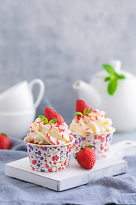 포토 JPG 해외이미지 아이콘 접시 열매 음식 조각 과일 딸기 불꽃 디저트 사람없음 빨간색 갈색 파티 케이크 얼음 빵집 흰색 축하 신선 생일 달콤 컵케이크 굽기 수집 크림 오브젝트 브런치 머핀 토핑 바닐라 반투명 숙성 페스츄리 해로움 핸드메이드 프로스팅 해외202004 해외포토 자연요소 식물 식기 기념일 빵 컬러 컨셉 불 이벤트 상점 식사 맛 구이 제빵 파일형식 이미지허브