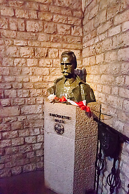 포토 JPG 해외이미지 유럽 도로 건축양식 거리 사람없음 건물 성당 궁전 무덤 도시 역사 재산 언덕 그림 폴란드 크라쿠프 해외202004 해외포토 건축물 건축 나라 길 고건축 종교건축 교통시설 금융 파일형식 이미지허브