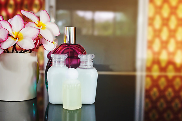 포토 JPG 해외이미지 꽃 휴식 사람없음 노란색 검은색 스파 어둠 목욕 수확 흰색 순수 향기 부드러움 환영 샴푸 내추럴 샤워실 접수 해외202004 해외포토 식물 컬러 컨셉 농업 위생용품 청결 감각 냄새 샤워시설 파일형식 이미지허브