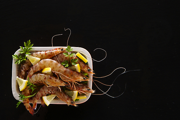 포토 JPG 해외이미지 그릇 잎 검은배경 새우 실내 사람없음 신선 레몬 담기 과일조각 카피스페이스 해외202004 해외포토 식물 식기 조각 백그라운드 과일 모션 갑각류 내부 검은색 공백 파일형식 이미지허브