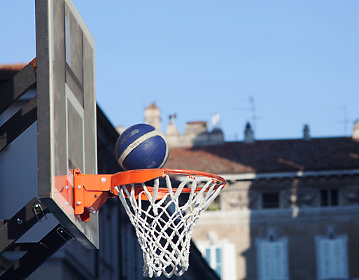 포토 JPG 해외이미지 주간 농구 농구공 사람없음 야외 건물 아웃포커스 농구대 해외202004 해외포토 자연요소 건축물 공 촬영기법 구기 골대 파일형식 이미지허브