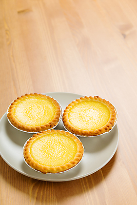 포토 JPG 해외이미지 접시 디저트 실내 사람없음 세개 달콤 에그타르트 나무배경 해외202004 해외포토 식기 음식 백그라운드 3 내부 맛 타르트 파일형식 이미지허브