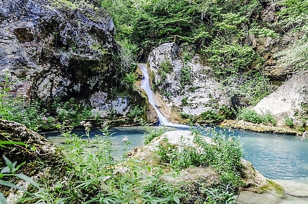 포토 JPG 해외이미지 응시 유럽 자연 하늘 그림자 이끼 사람없음 야외 목재 초록색 물 파란색 빛 컬러풀 태양 평화 수중 폭포 흐름 가을 스페인 숲 만족 암초 내추럴 해외202004 해외포토 자연요소 나무 시선 계절 감정 나라 컬러 컨셉 재료 생태계 파일형식 이미지허브