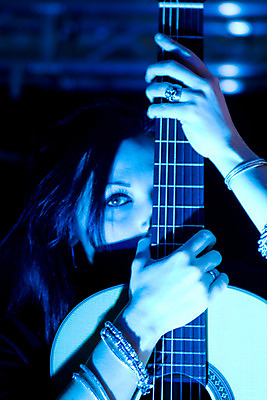 포토 JPG 해외이미지 손 남자 악기 음악 놀이 한명 성인 가로 소리 콘서트 연주자 음악가 기타 클래식 기타리스트 해외202004 해외포토 직업 1 컨셉 현악기 문화예술 사람 신체부위 공연 파일형식 이미지허브