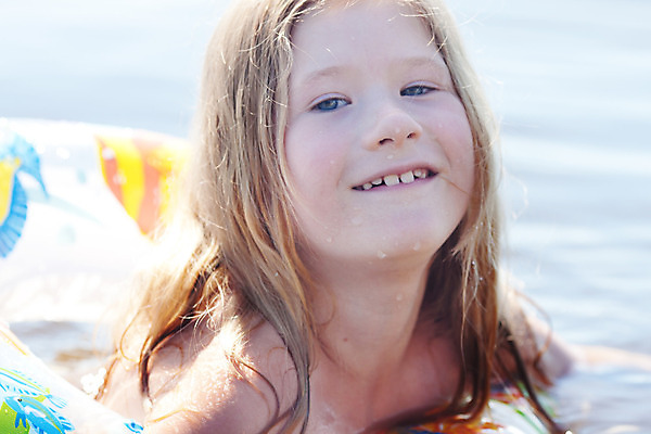 포토 JPG 해외이미지 백인 모델 응시 여자 딸 행복 감정 얼굴 어린이 모래 파도 포즈 장난 자연 놀이 한명 사람 야외 물 강 금발 태양 기쁨 표현 작음 결백 구명용품 돌봄 해외202004 해외포토 자연요소 서양인 1 헤어스타일 시선 바다 가족 모션 신체부위 안전장비 크기 생태계 파일형식 이미지허브