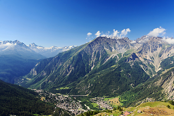 포토 JPG 해외이미지 나무 구름 유럽 여행 자연 하늘 휴가 산 주택 안테나 파노라마 풍경 사람없음 야외 초록색 여름 파란색 마을 계곡 맑음 이탈리아 숲 알프스 장면 암초 타운 절정 해외202004 해외포토 자연요소 식물 계절 나라 컬러 통신 날씨 촬영기법 건물 도시 생태계 파일형식 이미지허브