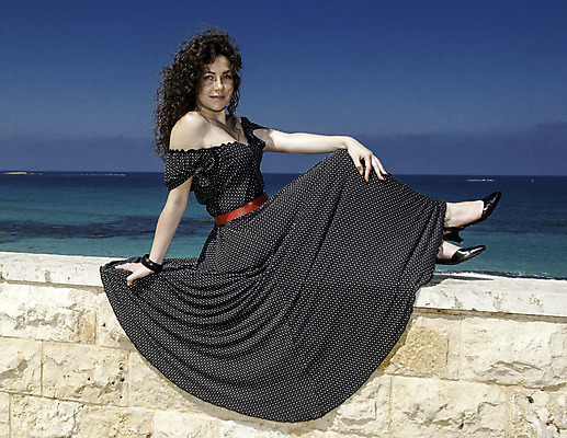 포토 JPG 해외이미지 모델 1 라이프스타일 드레스 옷 여자 행복 바다 자연 하늘 휴가 휴식 한명 사람 성인 해변 야외 빨간색 물 햇빛 유행 침묵 장면 유일 해외202004 해외포토 자연요소 감정 컬러 컨셉 생활 태양 소리 생태계 파일형식 이미지허브