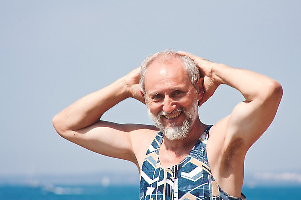 포토 JPG 해외이미지 백인 모델 1 응시 남자 무기 바다 백그라운드 하늘 수염 관리 한명 사람 성인 물 우주 맑음 회색 콧수염 긍정 내추럴 옛날 해외202004 해외포토 자연요소 서양인 시선 컬러 컨셉 날씨 파일형식 이미지허브