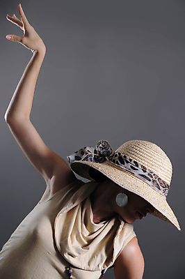 포토 JPG 해외이미지 손 옷 여자 포즈 장신구 한명 사람 성인 옆모습 유행 표현 신선 화려 고급 우아함 유혹 발레 피부 발레리나 복고 팔 정교 스타일 해외202004 해외포토 1 뷰포인트 컨셉 신체부위 춤 파일형식 이미지허브