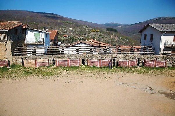 포토 JPG 해외이미지 백인 드레스 유럽 벽 40대 사람 20대 성인 사람없음 30대 숫자 청바지 시골 도시 스페인 널 정사각형 옛날 투우장 해외202004 해외포토 도형 서양인 문자 옷 나라 중년 바지 청년 장년 투우 파일형식 이미지허브