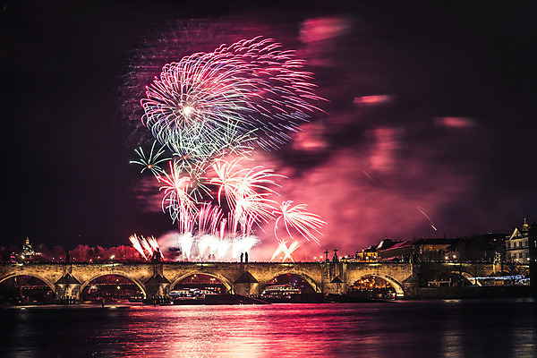 포토 JPG 해외이미지 꽃 유럽 여행 포즈 백그라운드 크리스마스 겨울 건축양식 하늘 휴가 새로움 폭죽 파노라마 풍경 사람없음 물 빛 강 도시풍경 반사 파티 성당 교회 탑 축제 황혼 새벽 로켓 축하 도시 야간 저녁 폭발 연도 체코 프라하 타운 파열 빛망울 고딕 공화국 보헤미아 옛날 해외202004 해외포토 자연요소 식물 건축물 계절 기념일 건축 나라 컨셉 종교건축 촬영기법 이벤트 건물 일몰 파일형식 이미지허브