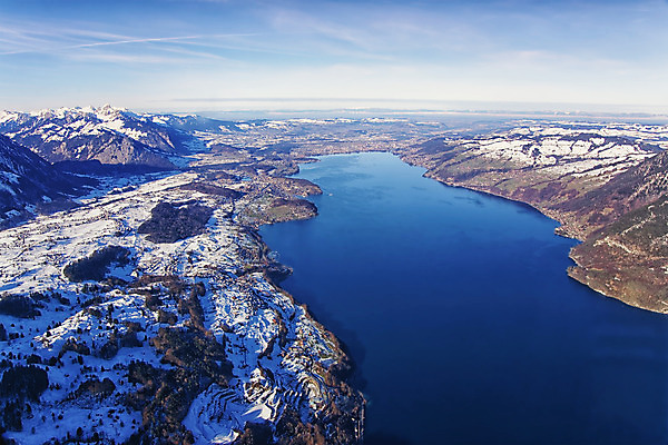 포토 JPG 해외이미지 호수 여행 겨울 하늘 휴가 산 풍경 사람없음 물 파란색 햇빛 반사 흰색 헬리콥터 스위스 언덕 알프스 산악지대 절정 조감도 해외202004 해외포토 자연요소 계절 유럽 컬러 비행기 태양 파일형식 이미지허브