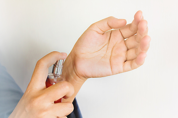 포토 JPG 해외이미지 손 여자 신체 비즈니스 한명 클래식 손목 향수 향기 부드러움 분무기 해외202004 해외포토 1 컨셉 사람 신체부위 화장품 감각 냄새 파일형식 이미지허브